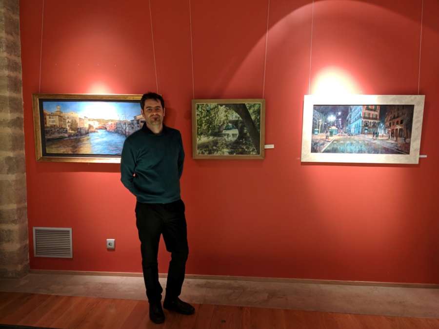 El pintor Miquel Cazaña presenta 'Caminos' de Navarra a los peregrinos de Puente la Reina