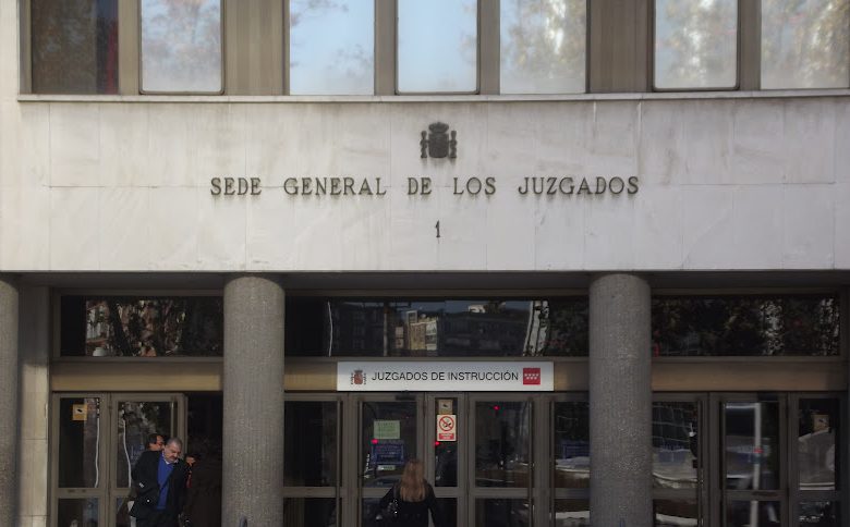 Juez pide identificar a los autores de mensajes contra víctima de La Manada