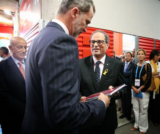 Torra no recibe al Rey pero luego le entrega un libro de fotos del 1-O