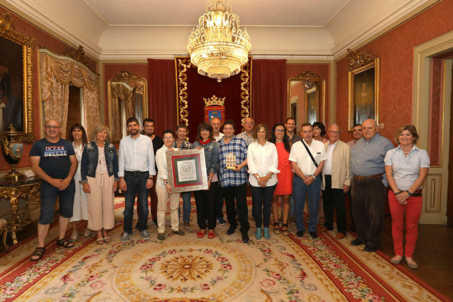 La asociación de Amigos del arte recibida en el ayuntamiento de Pamplona