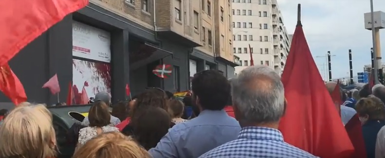 2 de junio: Sacan una ikurriña en el Geltoki municipal al paso de la manifestación contra la política de euskera