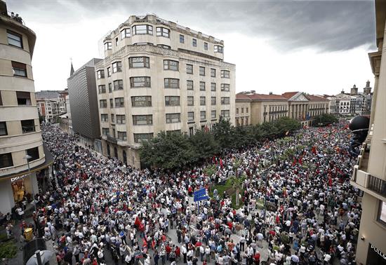 2 junio: 30.000 personas se manifiestan en Pamplona contra la 