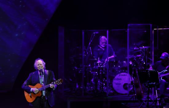 Serrat siempre es único
