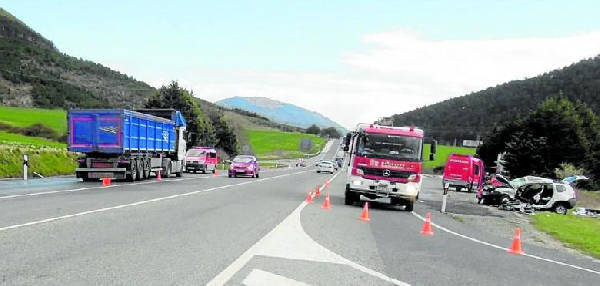 Un fallecido en un choque entre un camión y un turismo en Iza (Navarra)