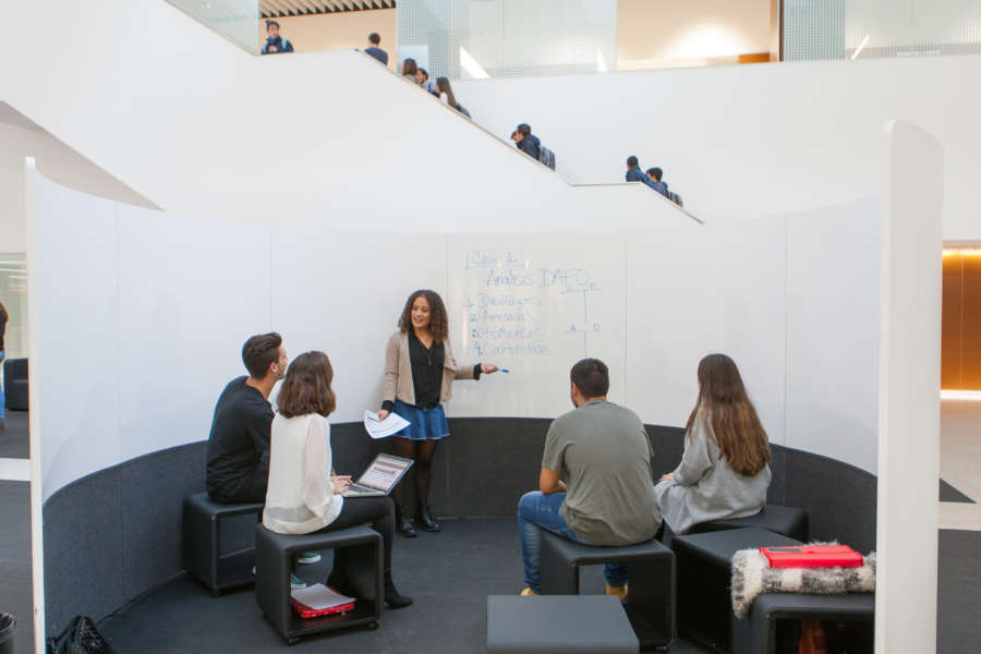 Romper fronteras entre asignaturas y disciplinas, objetivo de la Universidad de Navarra