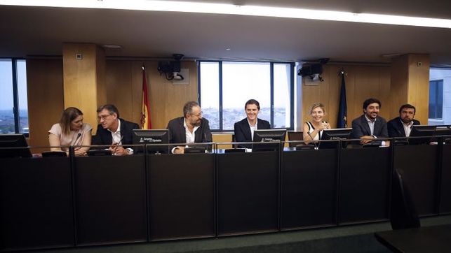 Rivera pide a Sánchez que rompa con los separatistas en vez de recurrir barbaridades