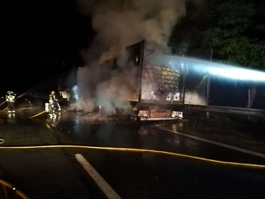 Arde un camión al salirse de la vía en Arazuri