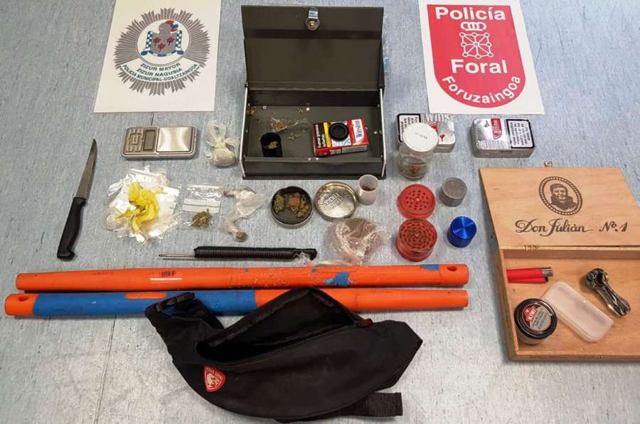 La policía incauta armas blancas y drogas en una bajera de Cizur