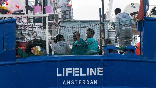 El barco de la ONG Lifeline sigue en el mar y tiene provisiones hasta el lunes