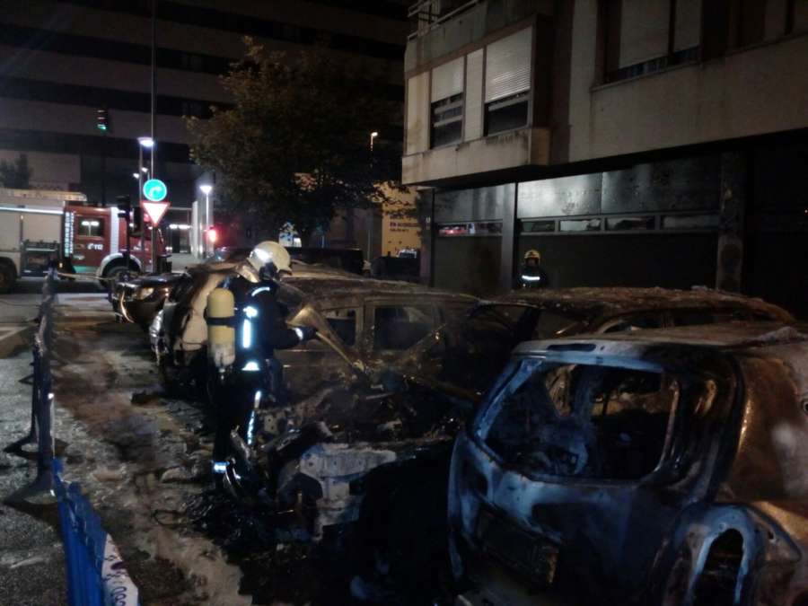 Un incendio calcina ocho vehículos y cuatro contenedores