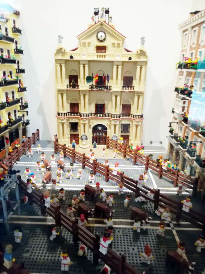 Un encierro con piezas de Lego acompaña exposición de carteles de San Fermín 2018