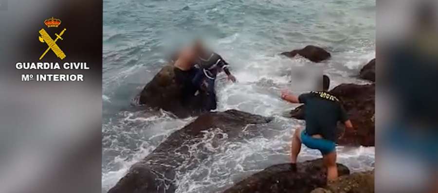 La Guardia Civil rescata a 30 inmigrantes tras zozobrar una embarcación en Tarifa