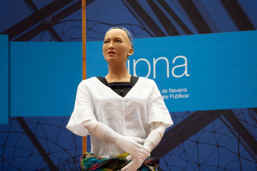 Sophia, la robot humanoide más avanzada del mundo, sorprende a los alumnos en la UPNA