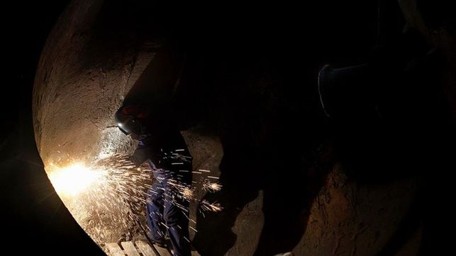 Un peón del metal en Navarra gana más por hora que un ingeniero en Lérida