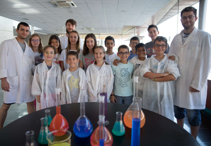 Química y diversión en un campamento de verano en la Universidad de Navarra