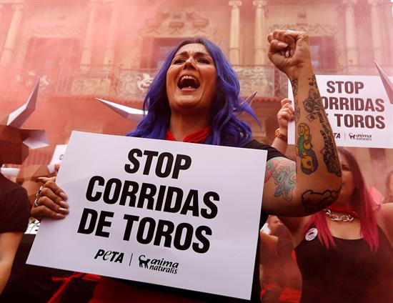 Un centenar de activistas se manifiesta contra el encierro en las corridas de toros de Pamplona