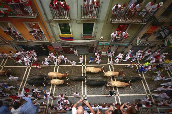 La lluvia y un toro rezagado, protagonistas del segundo encierro de Pamplona