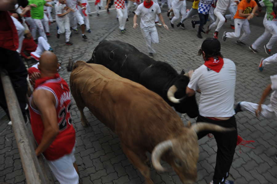 Los sanfermines llegan al ecuador con menos gente y un limpio encierro