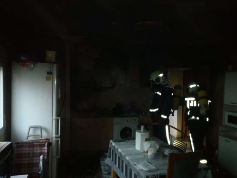 Dos intoxicados leves por humo en el incendio de una vivienda en Burlada