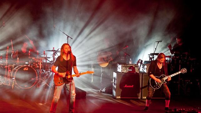 El pop-rock de Maná cautiva a un entregado público en Cap Roig