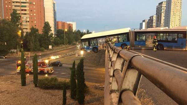 Un bus lanzadera del Mad Cool sin pasajeros queda suspendido de un puente
