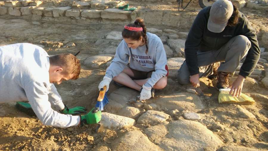 Estudiantes de la Universidad de Navarra llevan a cabo excavaciones en la ciudad romana de Los Bañales