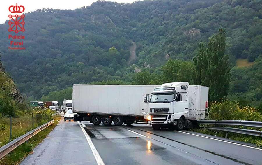La A-15 cortada sentido norte en Latasa por un camión que hace 