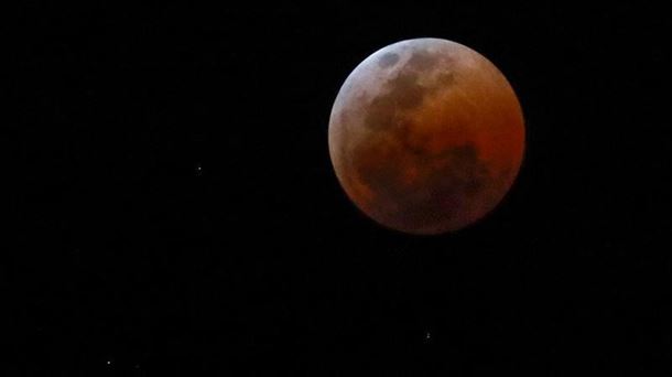 Así fue el eclipse total con luna de sangre más largo del siglo