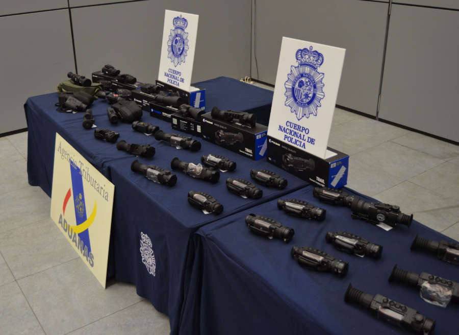 Desarticulada una red de contrabando de visores para armas de fuego