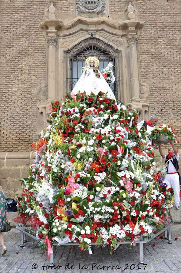 Miles de personas agasajan a Santa Ana en la ofrenda floral