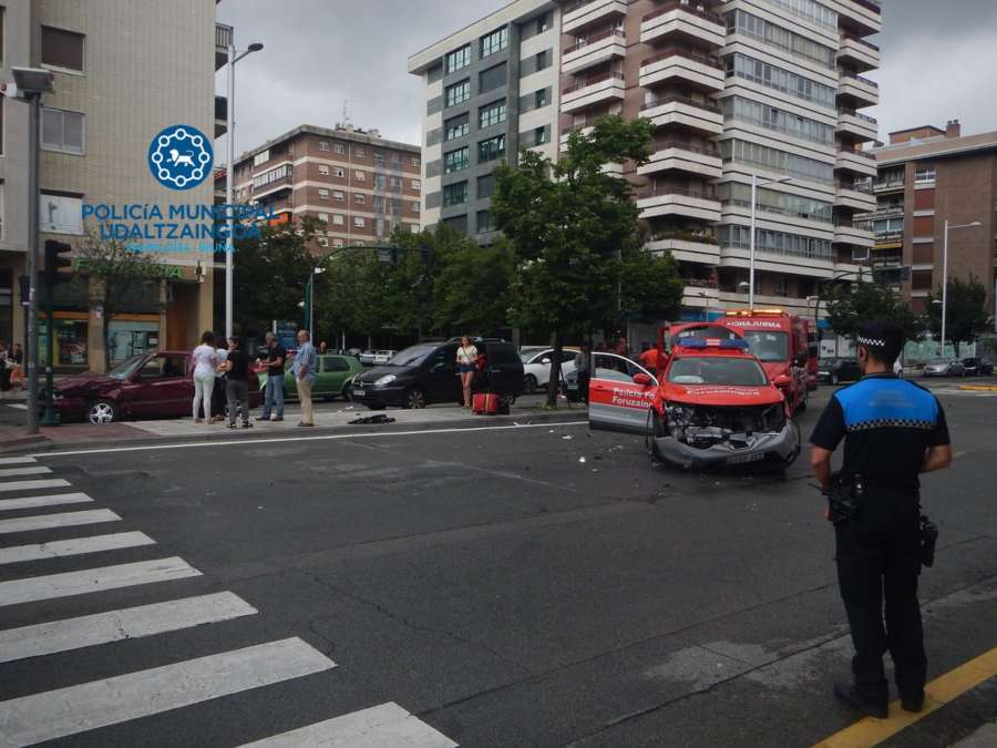Tres heridos al chocar un turismo y un coche patrulla de la Policía foral