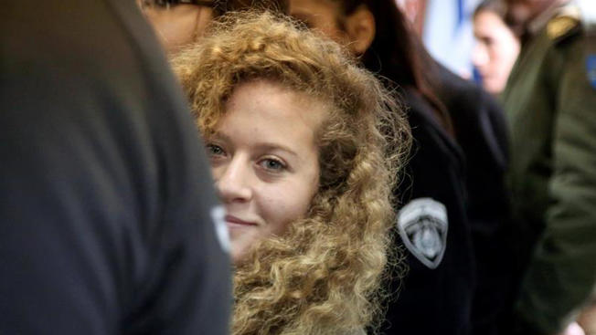 La adolescente palestina Ahed Tamimi sale de prisión tras una condena de ocho meses