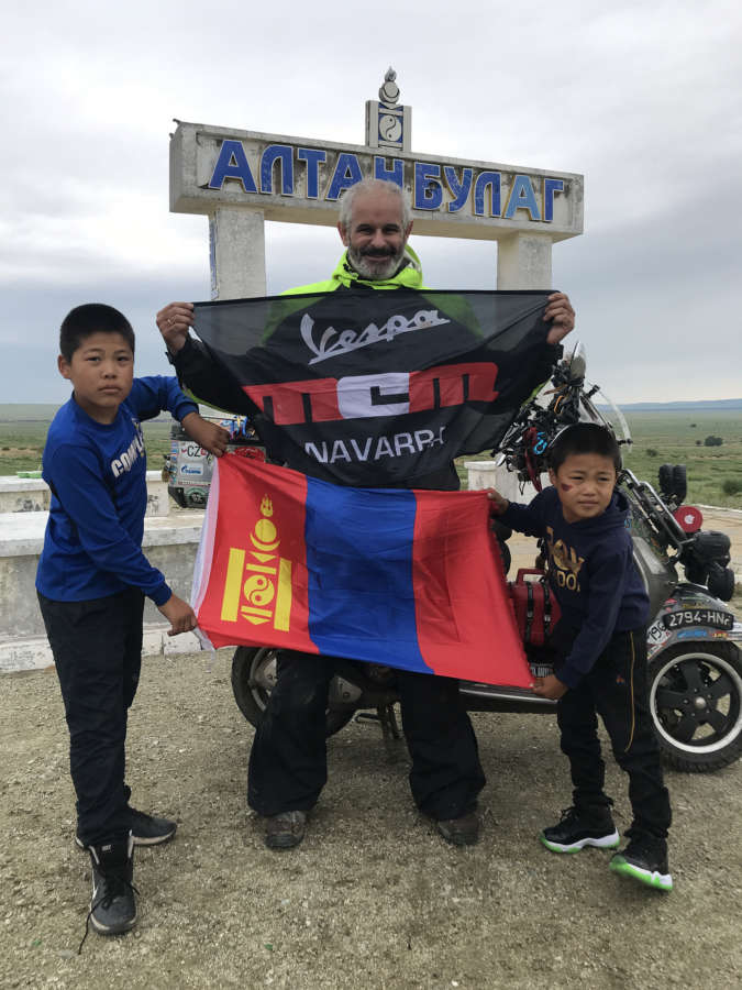El proyecto solidario Vespa Extreme llega a Mongolia sin apoyo logístico