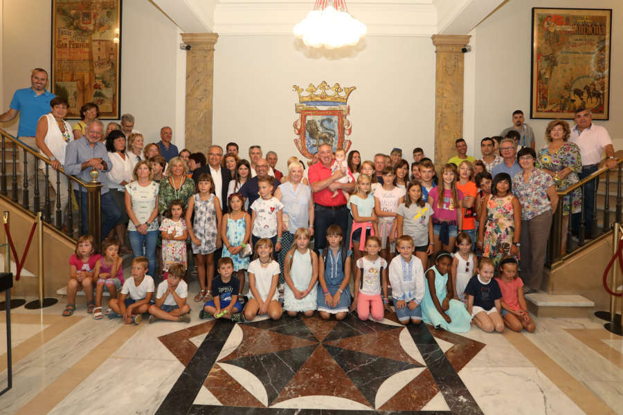 El Ayuntamiento recibe a una treintena de niños de Ucrania que han venido a pasar el verano a Navarra