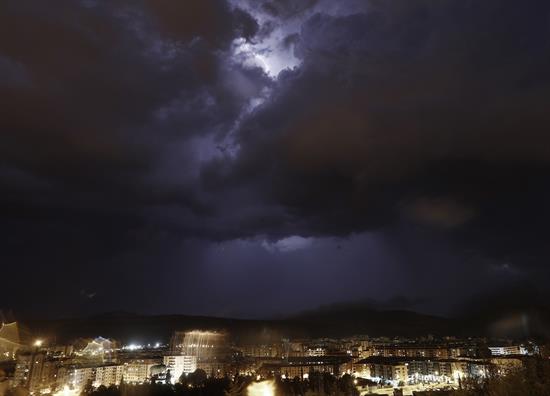 Las tormentas en Navarra dejaron unos 2.000 rayos de nube a tierra y muchos más intranube