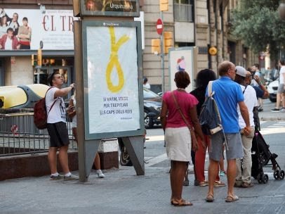 Aparece en una marquesina de Barcelona una soga amarilla con un lema antimonárquico