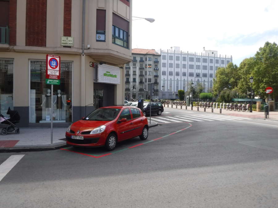 El Ayuntamiento habilita nuevas plazas rojas de aparcamiento en el Ensanche