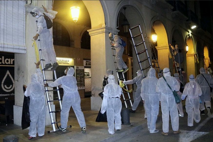 Unas 80 personas retiran de madrugada lazos amarillos en municipios de Gerona