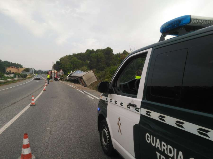 Un muerto al salirse de la carretera un camión en Pueyo