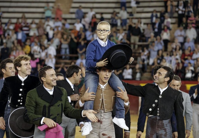 Procesan a tres tuiteros por amenazas de muerte a un niño aficionado a los toros