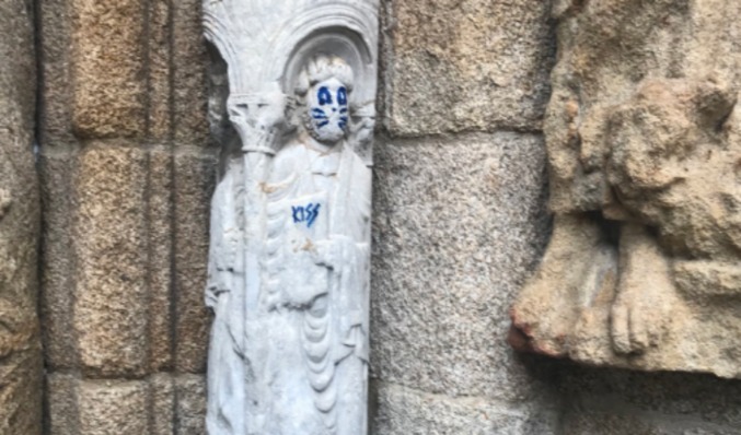 Una escultura de la Catedral de Santiago aparece con una pintada de unos bigotes