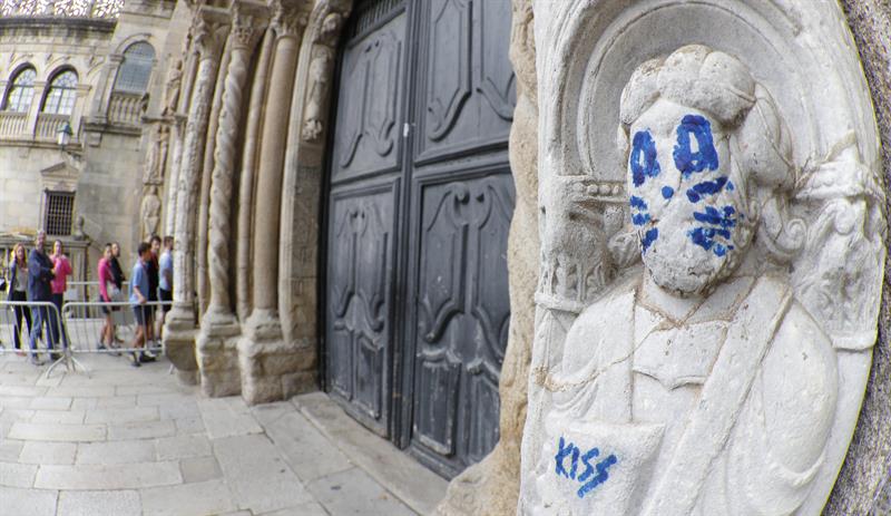 Utilizan la técnica de microláser para borrar el grafiti de la fachada de Platerías