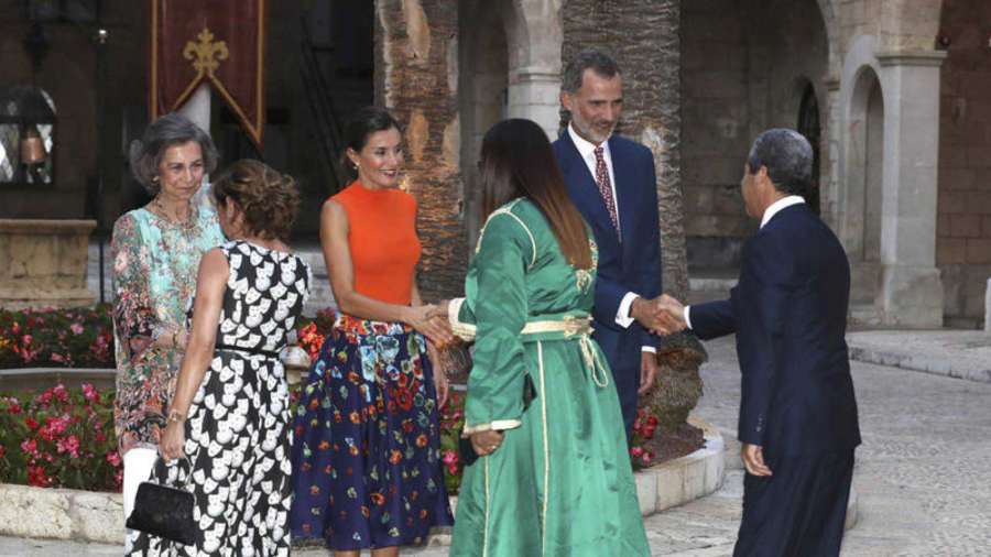 Masiva recepción en Almudaina entre gritos de fuera, a favor y en contra del rey