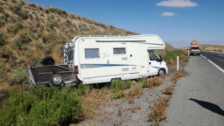 Una autocaravana se sale de la vía en la AP-68, en Cortes, sin heridos