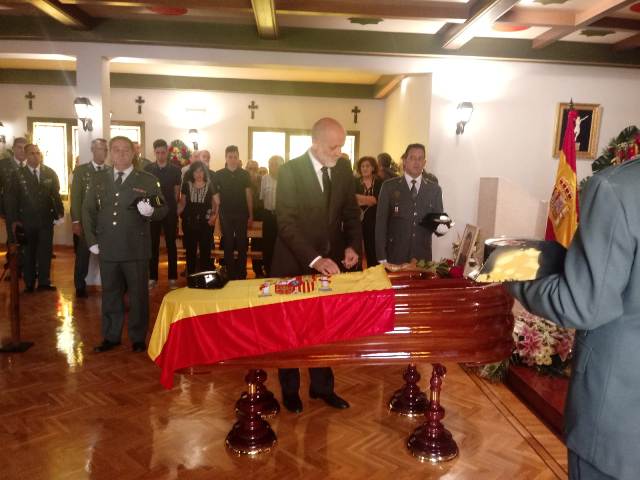 El Sargento de Tráfico fallecido en Teruel es condecorado con la Cruz de la Orden del Mérito de la Guardia Civil con distintivo rojo
