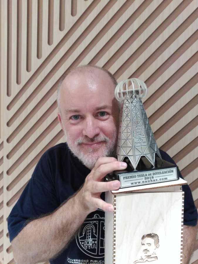 Un profesor de la UPNA recibe el Premio Tesla de divulgación científica otorgado por la plataforma Naukas