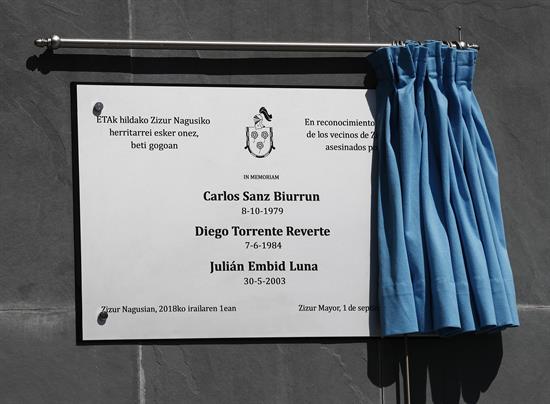 El Ayuntamiento de Cizur Mayor coloca una placa en recuerdo a víctimas de ETA