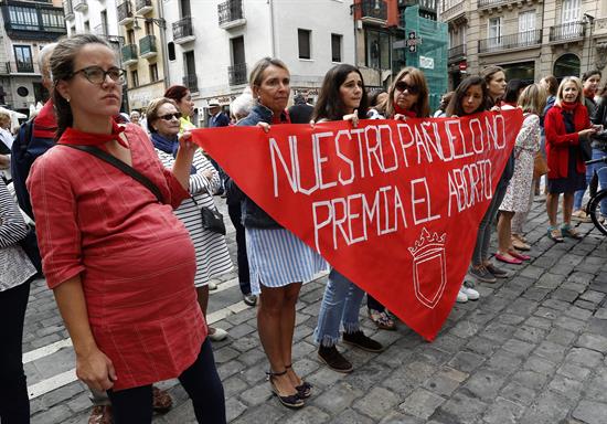 Elisa Sesma, Pablo Sánchez-Valverde y Mari Cruz Landa reciben el Pañuelo de Pamplona