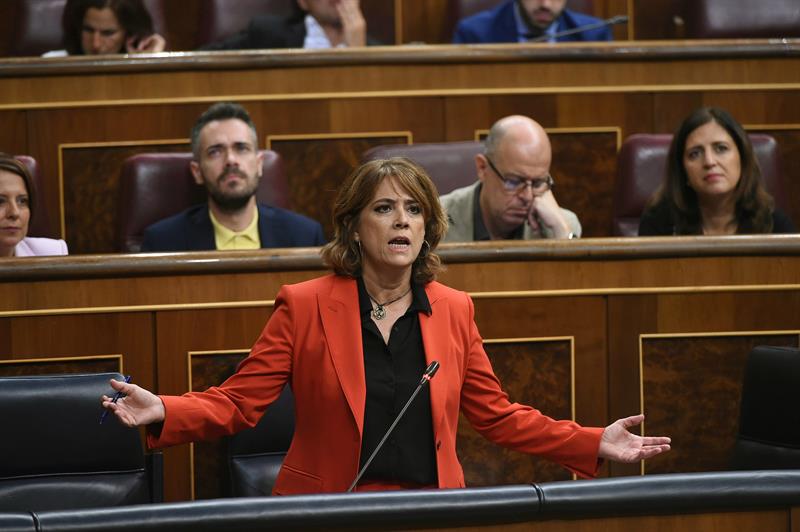 Delgado no dimite arropada por el PSOE y el Gobierno: 