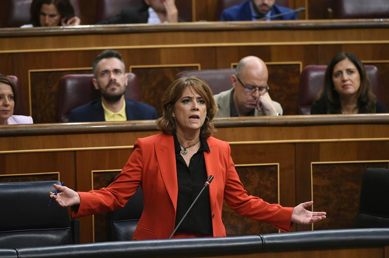 Delgado carga contra el PP, que pide su dimisión por 